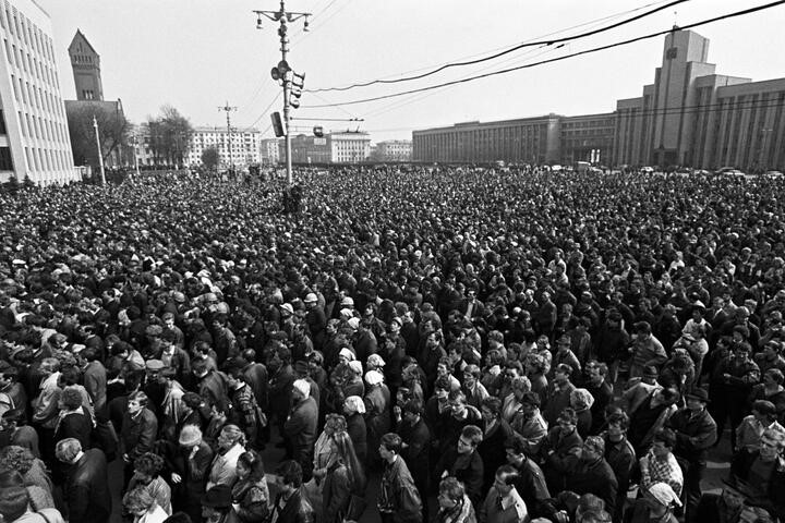 3 April 1991, 320,000 workers marched in columns to the Government House in Minsk