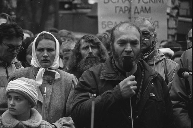 Figure 1: Dissidents at a rally in Belarus, 1990. Mikhas Kukabaka pictured speaking.