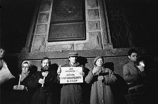 Figure 5: Protestors forming a ring around the KGB building in Moscow on Political Prisoner Day, 1989, in memory of the victims of Stalinism.
