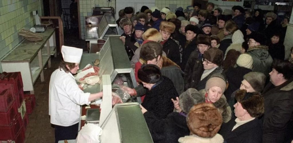 Figure 1: Queuing for sausages in a food shortage in Moscow in 1992